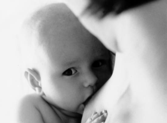 Do breastfeeding mothers get less sleep?