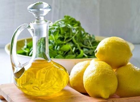 1. Lemon Juice and Olive Oil Sounds awful, doesn t it? People do claim success in mixing a concoction of lemon juice and olive oil to help dissolve kidney stones as a popular home remedy.