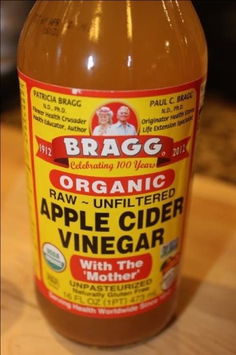 2. Apple Cider Vinegar Makes your mouth pucker just thinking of it. Some home remedy enthusiasts swear by the use of apple cider vinegar to treat kidney stones.