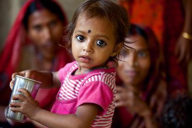 India s Stubborn Burden of Malnutrition Children 48% children < 5 y are stunted (61M) India hosts ~30% of the world s stunted children 20% are wasted