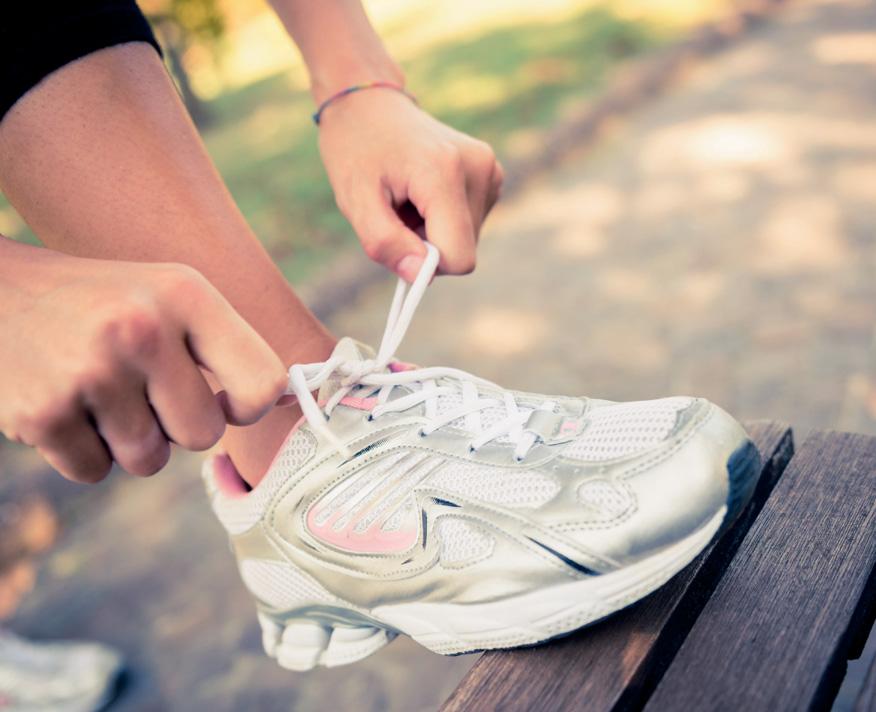How to pick a good running shoe Have at least 1cm of breathing space in front of your toes to wiggle in the shoe.