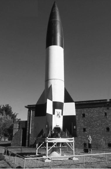 14 7 V2 rockets were used during the Second World War. V2 rockets were powered by liquid oxygen and ethanol. Oxygen and ethanol react to produce carbon dioxide and water.