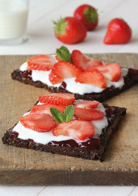ryebread with curd cheese and strawberries Ingredients for 2 people 4 slices of dark rye bread 4 tablespoons of strawberry jam 100 ml soft curd cheese 120 g strawberries 4 leaves of fresh mint
