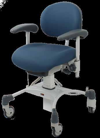 THE ARMREST AND BRAKE MAKES IT EASY FOR THE PATIENT TO SIT DOWN AND GET OUT OF THE CHAIR :: Optimal positioning of the patient with electrical height adjustment that makes it easy to adjust a