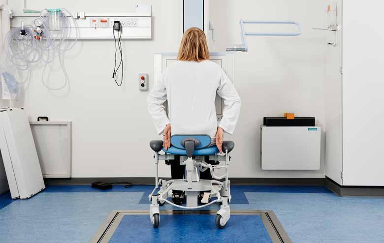 Thorax chair SMALL BACKREST THAT FIXATES THE PATIENT, BUT WHICH IS NOT IN THE WAY WHEN TAKING X-RAYS ARMREST CAN BE ADJUSTED TO BE LEVEL WITH THE SEAT WHICH PROVIDES AN EXTRA WIDE SEATING SURFACE AND
