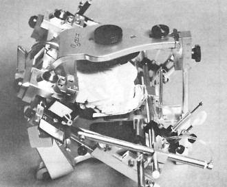 The articulator is prepared to receive the pantograph by adjusting the vertical axes to the position indicated by the telescoping mounting axis.