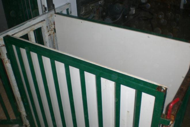 Coated metal gate Plastic lining in stun box