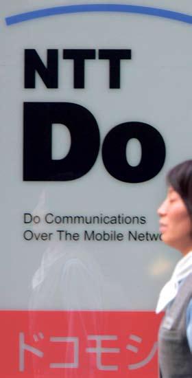 48 Telekommunikatsioon Autor: Piret Potisepp, InnoEurope Fotod: Reuters LUUBI ALL: NTT DOCOMO INNOVATSIOONIFOOKUS: Jätkamine uuenduste turuletoomisega mobiiliteenuste valdkonnas, kus paljud