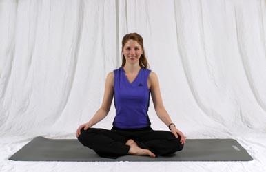 Seated flowing twist Muscles that rotate the spine Abdominals and muscles of low back Shoulders and upper back Neck Start sitting in a cross legged position with hands on