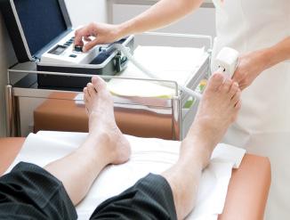 Diabetic foot screening allows early detection, prevention and treatment of complications such as gangrene and amputation.