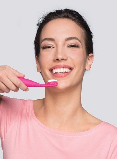 HOW TO USE THE ISSA 2 Don t change your brushing routine, just your toothbrush! APPLY TOOTHPASTE Use your regular toothpaste and turn on your ISSA 2 by pressing the center button.