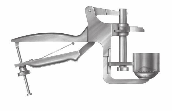 4 Zimmer Trabecular Metal Primary Patella Apply the Patella Reamer Clamp at a 90 angle to the longitudinal axis, with the Patella Reamer Surfacing Guide encompassing the articulating surface of the