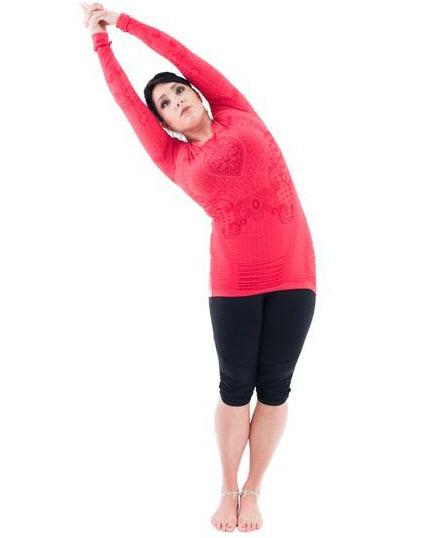 Start the exercise in a standing position with your arms raised overhead and hands joined together.