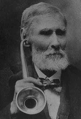 Befre hearing aids were invented, peple used ear trumpets t amplify sunds.