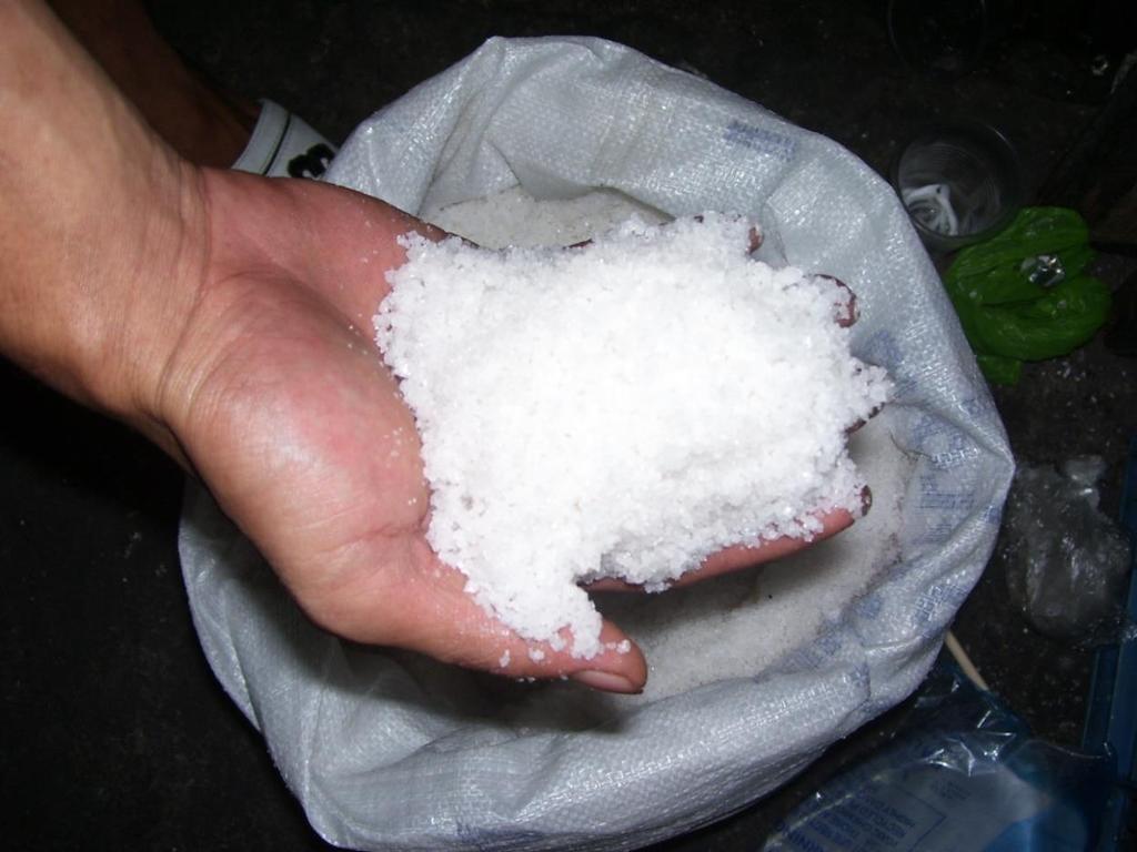 Ang industrial salt ay originally large chunky crystals, at dumaan sa