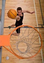 Injuries in Youth Basketball Injury risk in youth basketball is high 30 injuries / 100 players / season 60-80 % of injuries affect the lower limb Ankle and