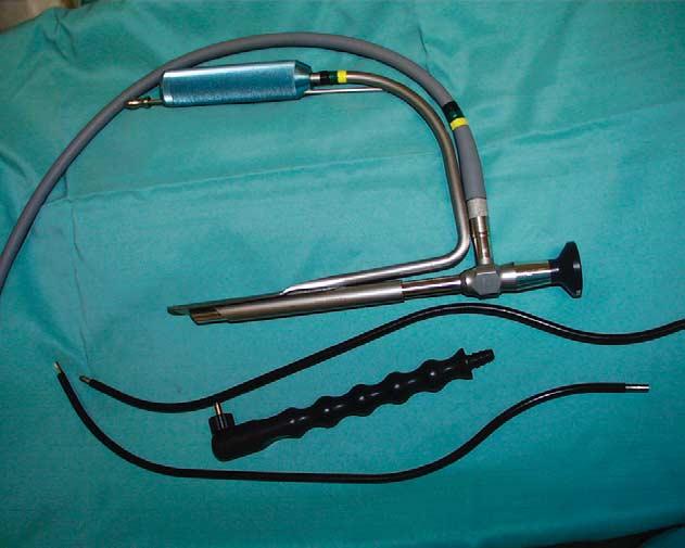 Endoscopic assisted harvest of the pedicled pectoralis major muscle flap 171 Figure 1 Endoretractor. the arms abducted 70 808.