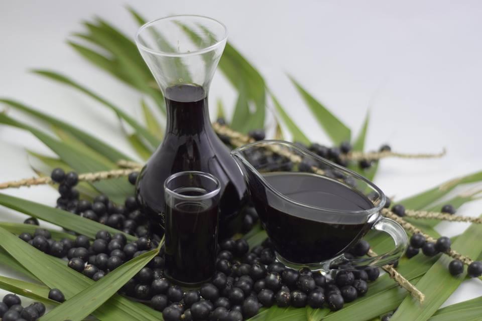 Buriti oil is extracted from its pulp, and its use ranges from the cosmetics industry to the food industry. Acai Oil - Euterpe oleracea.