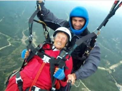 Peggy McAlpine: World s Oldest Paraglider Reclaimed Her Guinness World Record Peggy wasn't happy when she lost her world record.
