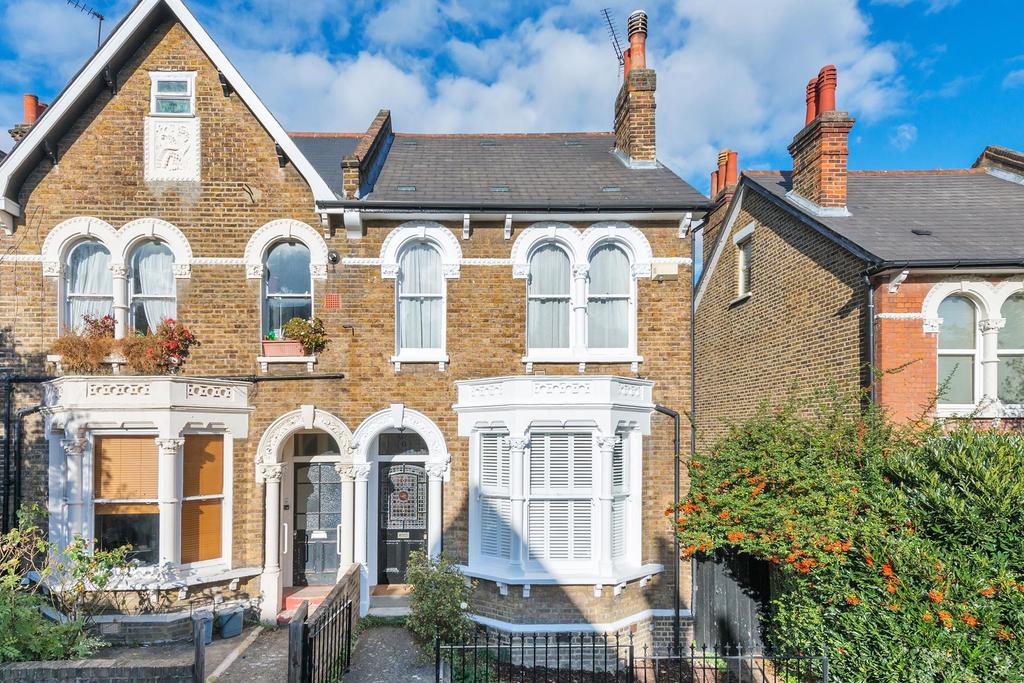 Algiers Road, SE13 7JE 875,000 Freehold Located in the sought-after Ladywell Conservation area, this well-presented 4-bedroom house, arranged over 3 floors, offers space, period features and an ideal