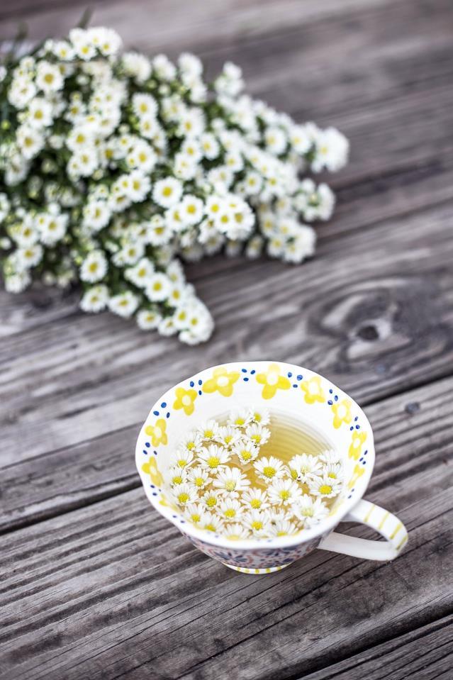 Essential oils Try lavender and chamomile. Chamomile especially as a drink or in oil form is one of the best herbs for reducing stress and promoting relaxation and sleep.