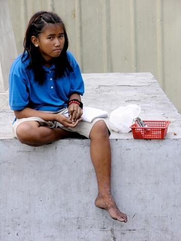 PHILIPPINE LOCAL DATA : 40% adolescents boys smoke; most began in their early teens.