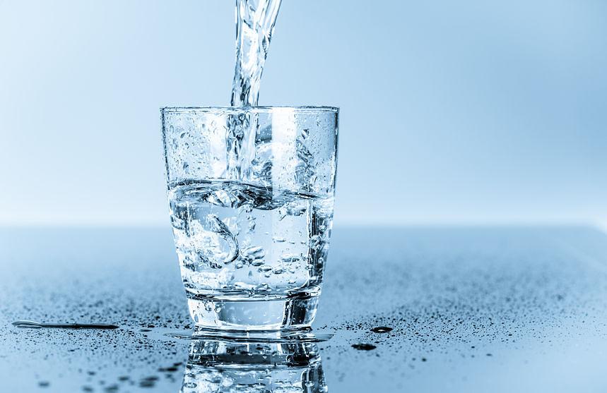 #2 AVOID DRINKING WATER WITH MEALS Do you get acid reflux? Bloating, indigestion, or gas? This one s for you! When you swallow food, the first place it goes is your stomach.