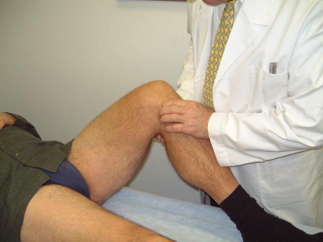 Often a fixed flexion deformity can be seen when viewing the patient from the side. The patient is then asked to walk and to indicate where and when they experience symptoms in the knee.