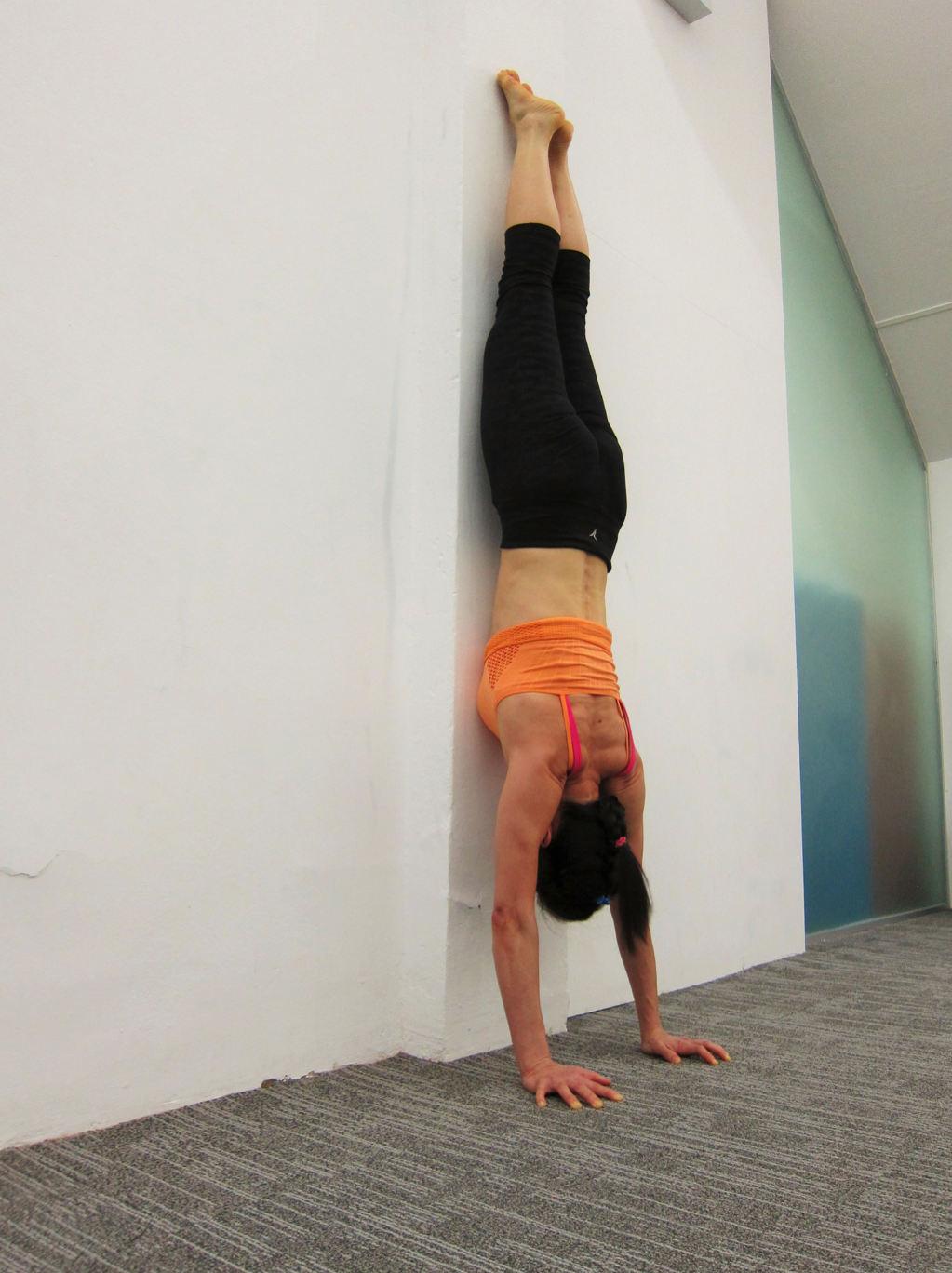 8. Wall handstand Strengthen Shoulder girdle stabilizers and the arm while activating the Back and Core stabilizer muscles Kneel on all fours placing hands flat on floor.