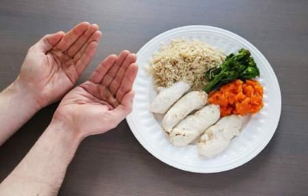 PROTEIN: PALM PROTEIN VEGETABLES WITH EVERY MEAL Eat 2 closed fists worth of raw or cooked