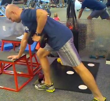 Hold the dumbbell in the right hand in full extension and slowly row
