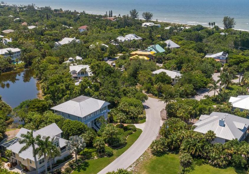 Residents Though many of Sanibel s permanent residents are retirees, the island offers a laid-back lifestyle suitable for families with school-aged children as well.
