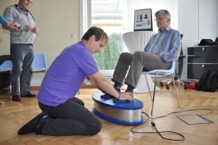 Photo 27: The position demonstrated above, is a great way to recreate the flowfeeling. As you are sitting on a chair, place your feet on the OSFLOW.