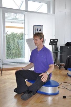 You are again looking for a position in which your arms feel light and the flow feeling can flow all the way to your fingertips. Photo 10: Sitting on the OSFLOW.