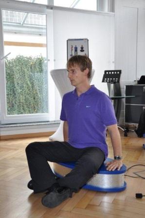 Photo 14: You can also let your arms rest on the OSFLOW. In this exercise the OSFLOW pushes its effects through your arms straight into your shoulders and neck area.