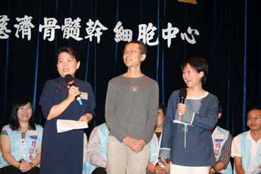 Yi-Cheng Yu(middle) is thankful for the opportunity to save a life and earned him a lovely wife(right). airport when they were on their way to the Tzu Chi Hospital for a marrow transplant.