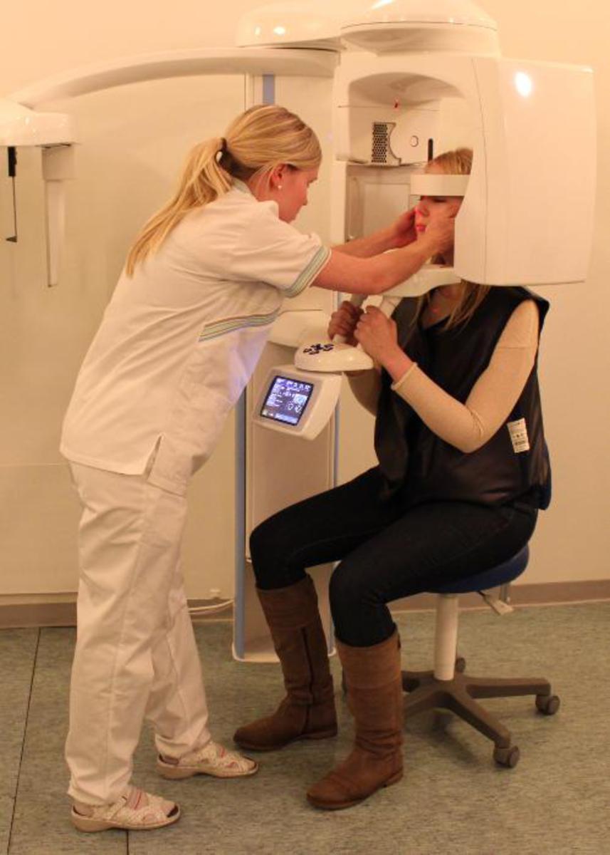 Fig. 9: Positioning the patient References: J. Ukkonen, J. Asp; Helsinki/FI The patient sits straight and places hands on the handles.
