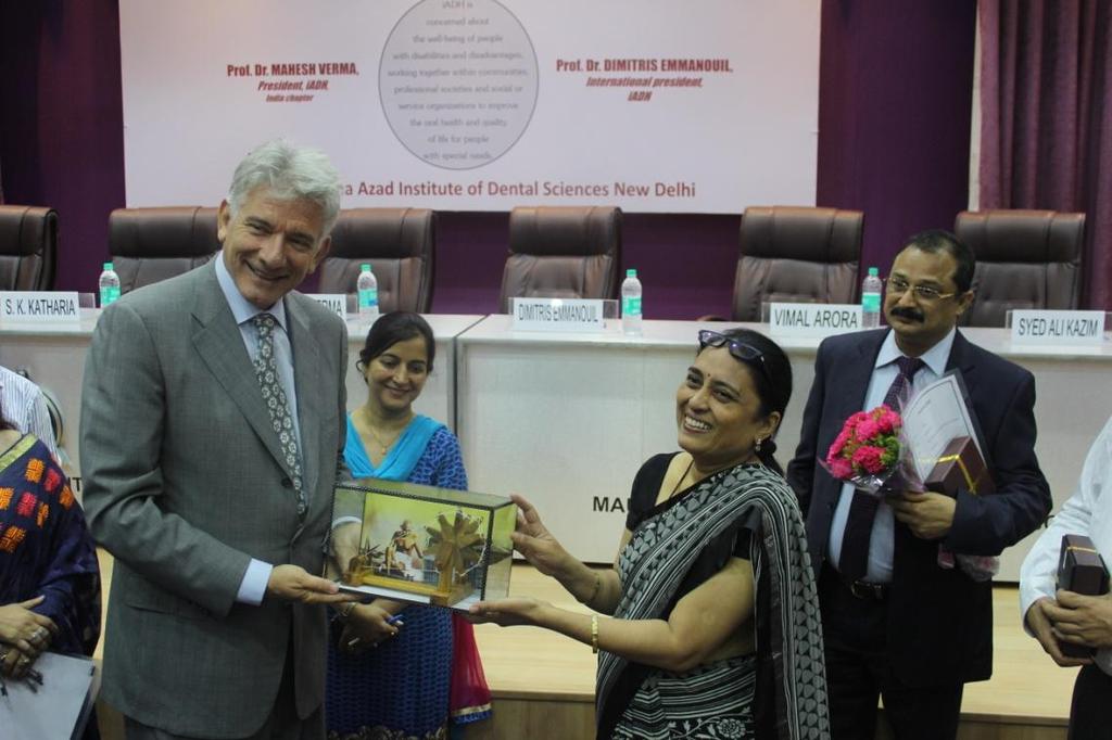 A figurine of Mahatma Gandhi with the spinning wheel was presented to Dr. Dimitris, by the faculty of Maulana Azad Institute of Dental Sciences and Research.