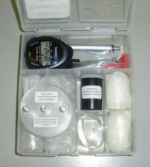 Chronometer Pen Box for the irradiated TL detectors Clamp Aluminum support Gloves PMMA support Figure 1 Items of the dosimetric postal kit, for the calibration of 90 Sr+ 90 Y clinical applicators.