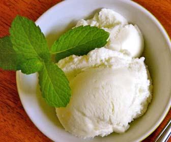 Low Carb Mint Ice Cream 3.2 net carbs per serving for 6 servings. Combine half of the cream and the mint extract in a saucepan. Simmer. Remove from heat and let stand for 30 minutes.