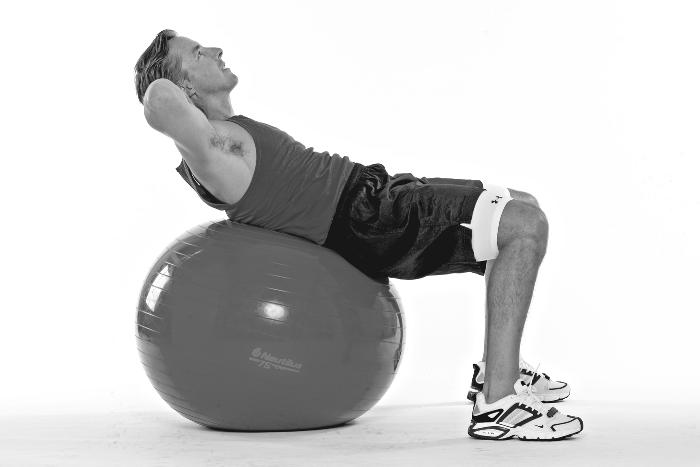Chapter 8: Walking Tall: Chest, Abdominals, and Lower Back 121 Figure 8-8: Abdominal curls. 3. Slowly roll back down onto the ball, one vertebrae at a time. Complete two sets of 10 to 15 repetitions.