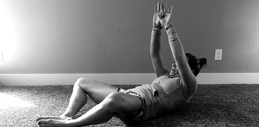 Continue squeezing your abdominal muscles and lower yourself back to the starting position in a controlled manner.