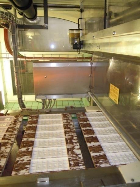 Chocolate molding machine