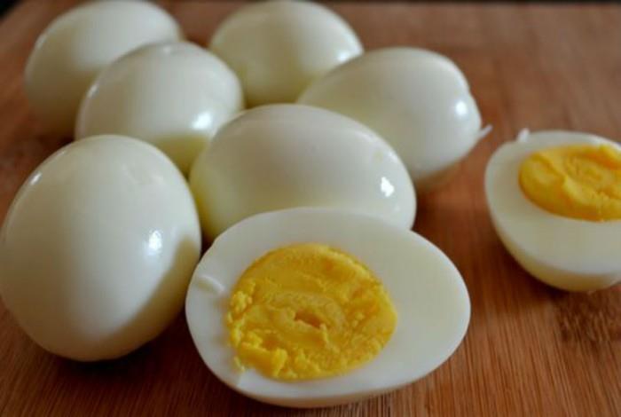 Jedno jaje dnevno ili 5 do 7 jaja tjedno neće pogorsat glikemiju niti puno utjecati na holesterol a benifiti su unos zdravih proteinh (albumini jajeta) i fosfolipidi ( lecitin i