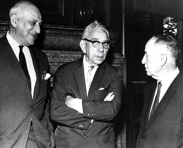 (Left to right) Drs. Oppenheimer, Crohn & Ginzburg WHAT S IN A NAME? There is perhaps no name more associated with Mount Sinai s leadership in gastroenterology then that of Burrill B. Crohn. But, the controversy that surrounded his most famous discovery could well have led to another name rising to prominence.