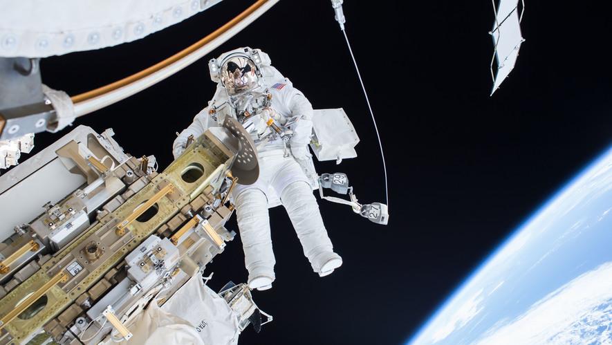 Five things that happen to your body in space By Naomi Brooks, The Conversation on 12.01.17 Word Count 878 Level MAX NASA astronaut Tim Kopra is seen floating during a spacewalk in 2015.