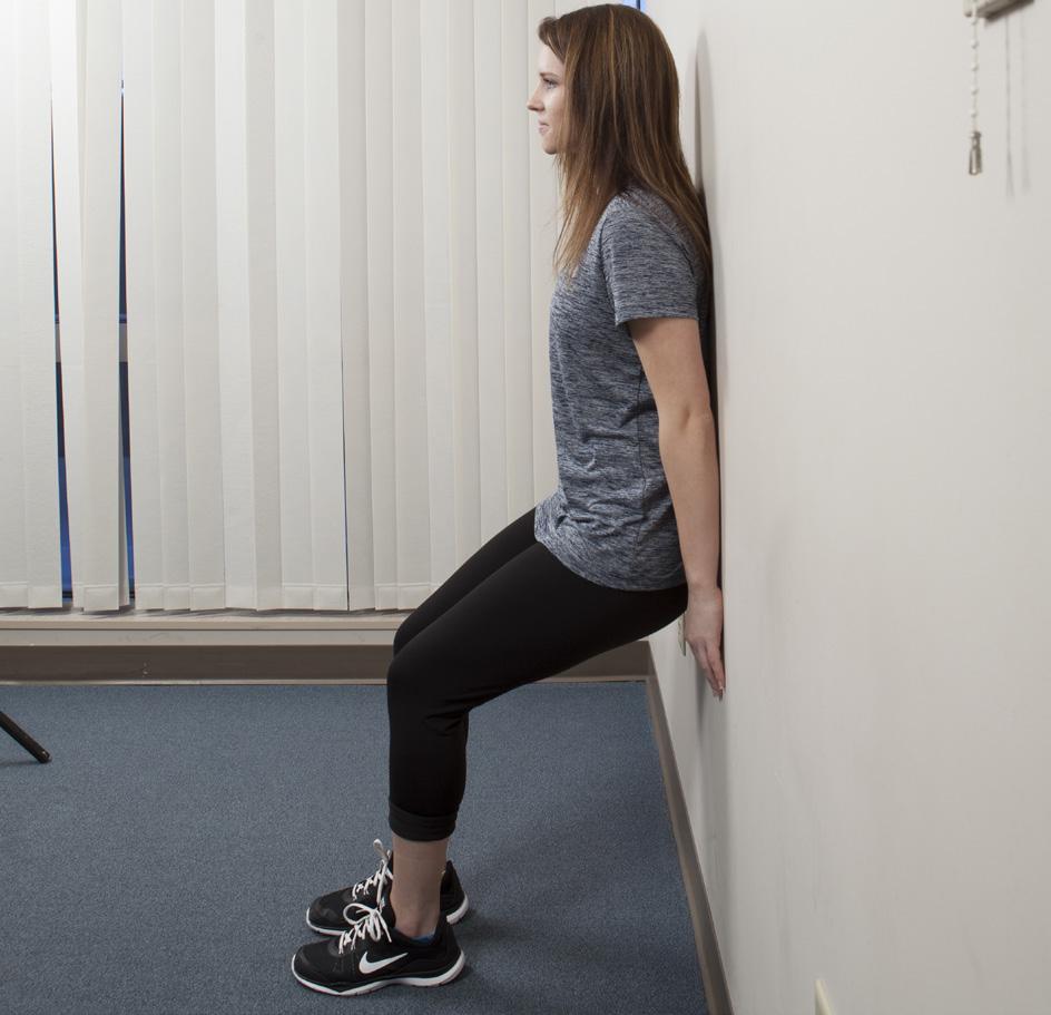 Wall slide: This exercise helps strengthen the thighs, stomach and back. It helps improve a rounded upper back and forward head posture. In addition, this exercise improves leg alignment.