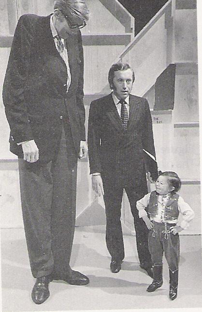 The effects of the pituitary are clearly shown here. Entertainer David Frost stands between the world s tallest and smallest man. The tallest man in history was 8 feet 11 inches tall.