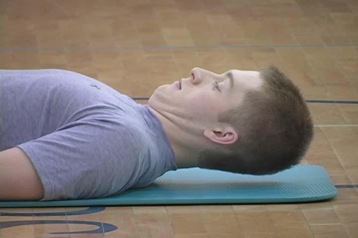 19.3 SUPINE NOD AND LIFT Purpose To improve activation and strength in the deep neck flexors. Set-up Lie on your back with your neck in neutral alignment.