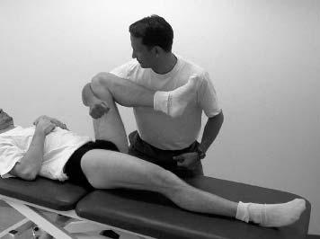 In the same position the subject performs an oblique sit up, pulling one shoulder towards the opposite knee while the examiner presses against this shoulder.
